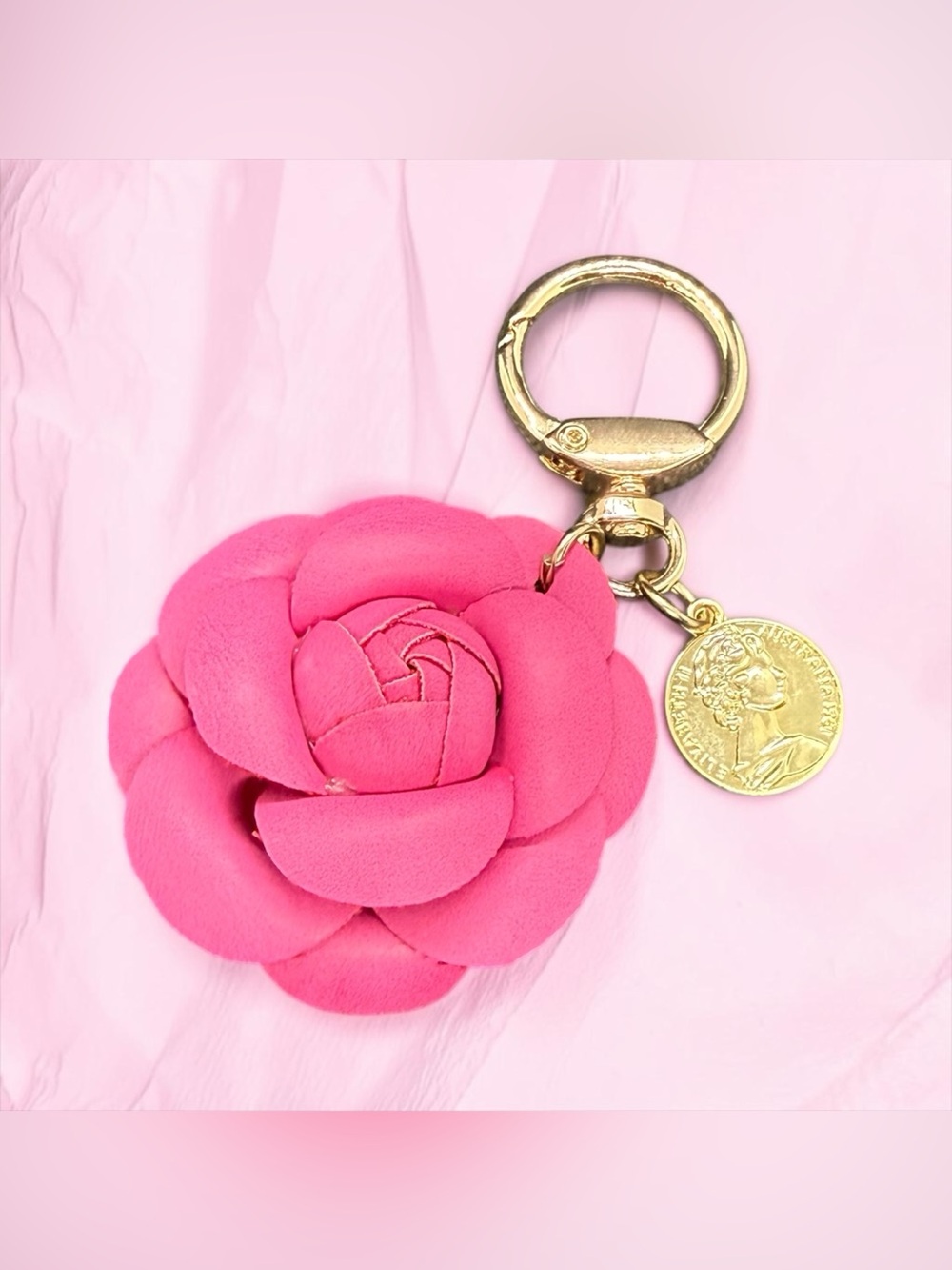 🏷️‼️5/$25🏷️‼️🩷Fuchsia Camellia Faux Leather Keychain w/Gold Coin Charm/NWOT🩷